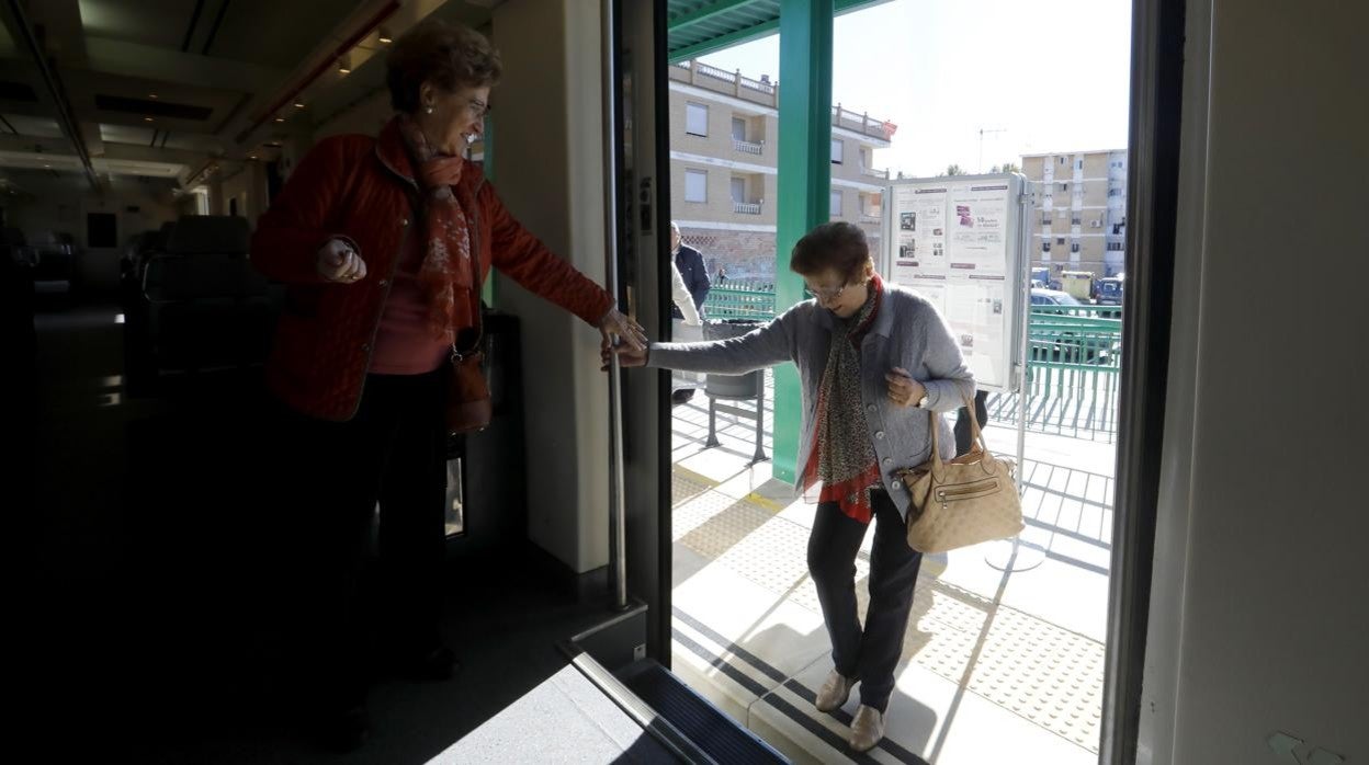 Una mujer sube al tren de media distancia que une a Córdoba con Alcolea y Villarrubia