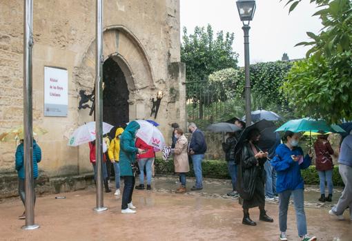 Varias personas se disponen a entrar hoy al Alcázar