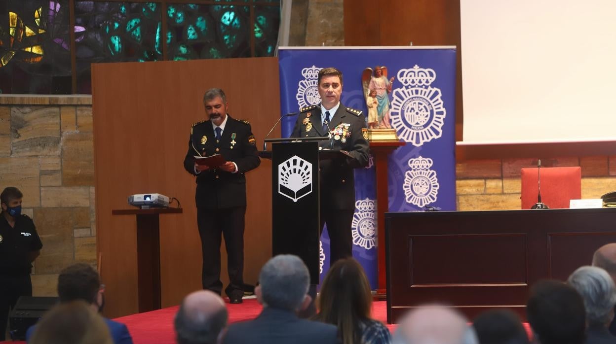 El comisario jefe Carlos Serra durante su discurso en el paraninfo del Campus de Rabanales en Córdoba