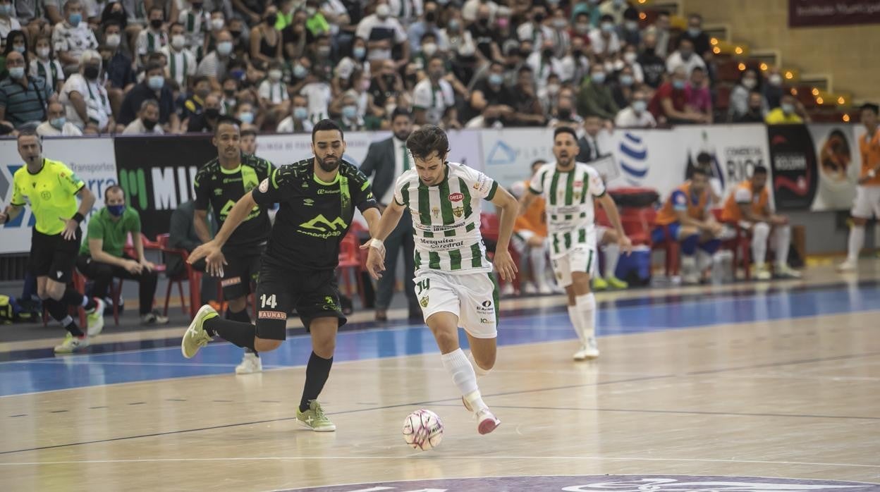 Pablo del Moral, en una acción del partido del Córdoba Patrimonio ante el Palma Futsal