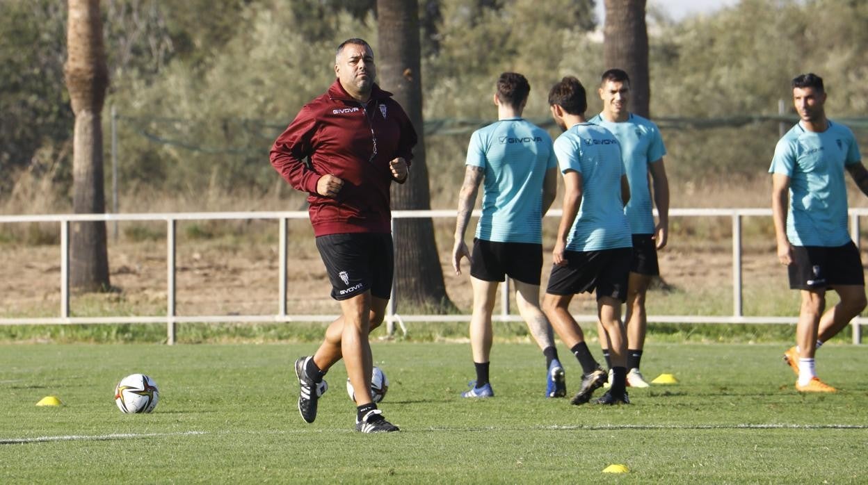 El entrenador del Córdoba CF, Germán Crespo, en el entrenamiento de este jueves