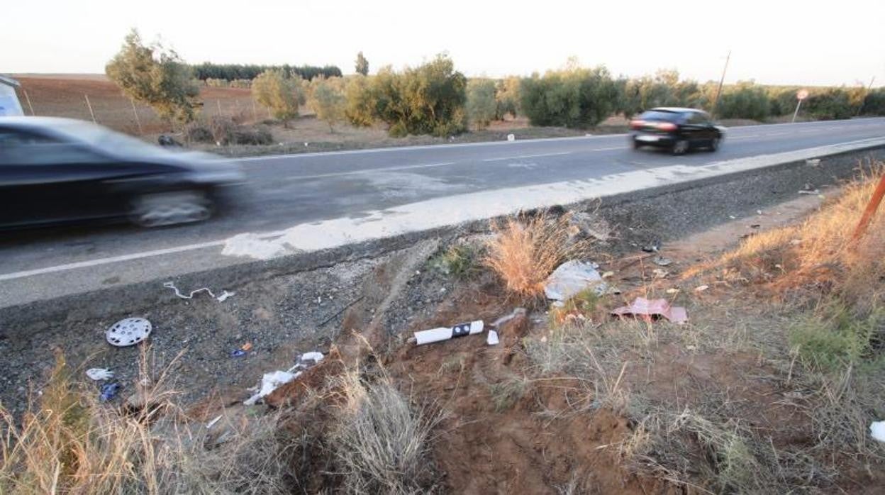 Restos de un accidente en la cuneta de una carretera