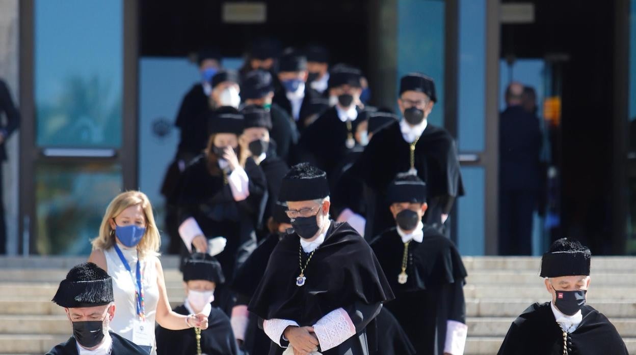 Catedráticos durante la apertura del curso en Rabanales