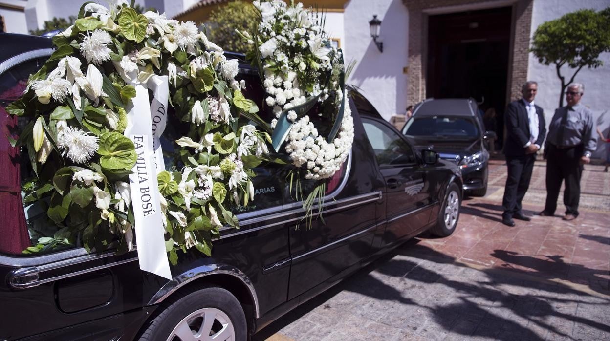 Llegada de un coche fúnebre a un tanatorio