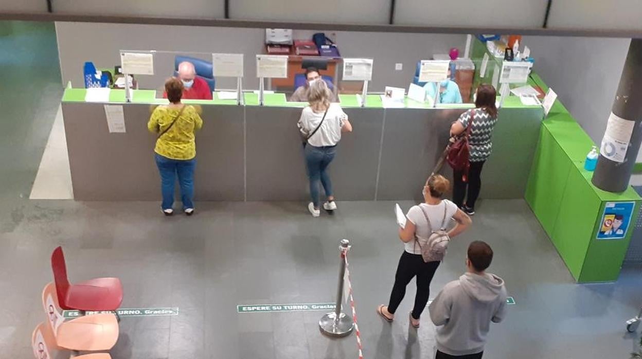 Pacientes esperando en la entrada de un centro de salud