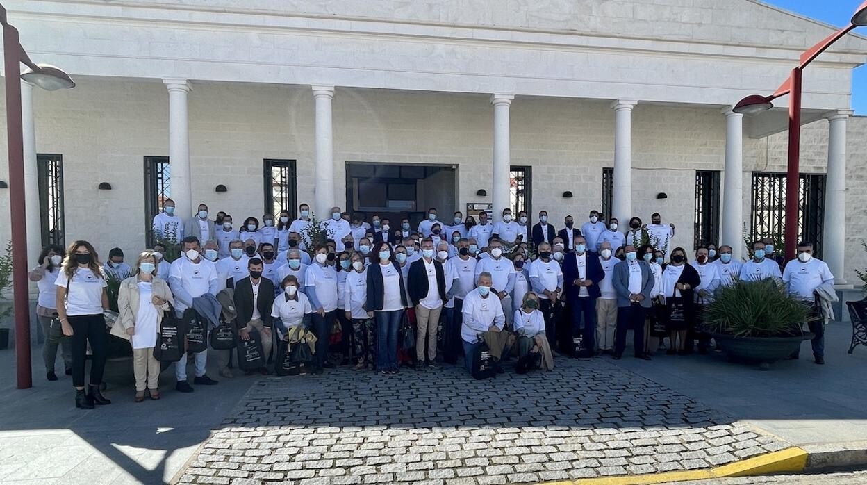 Foto de familia de los alcaldes reunidos ayer en Hinojosa del Duque