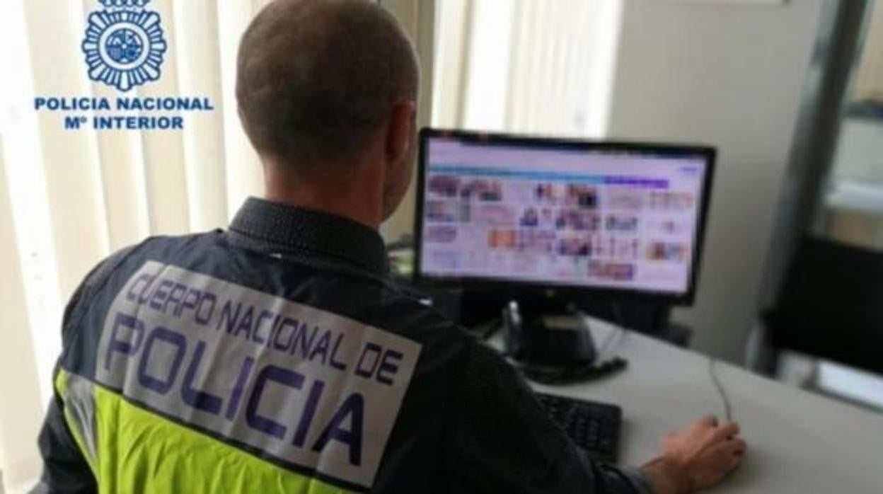 Un agente de la Policía Nacional rastrea contenidos pedófilos en una imagen de archivo