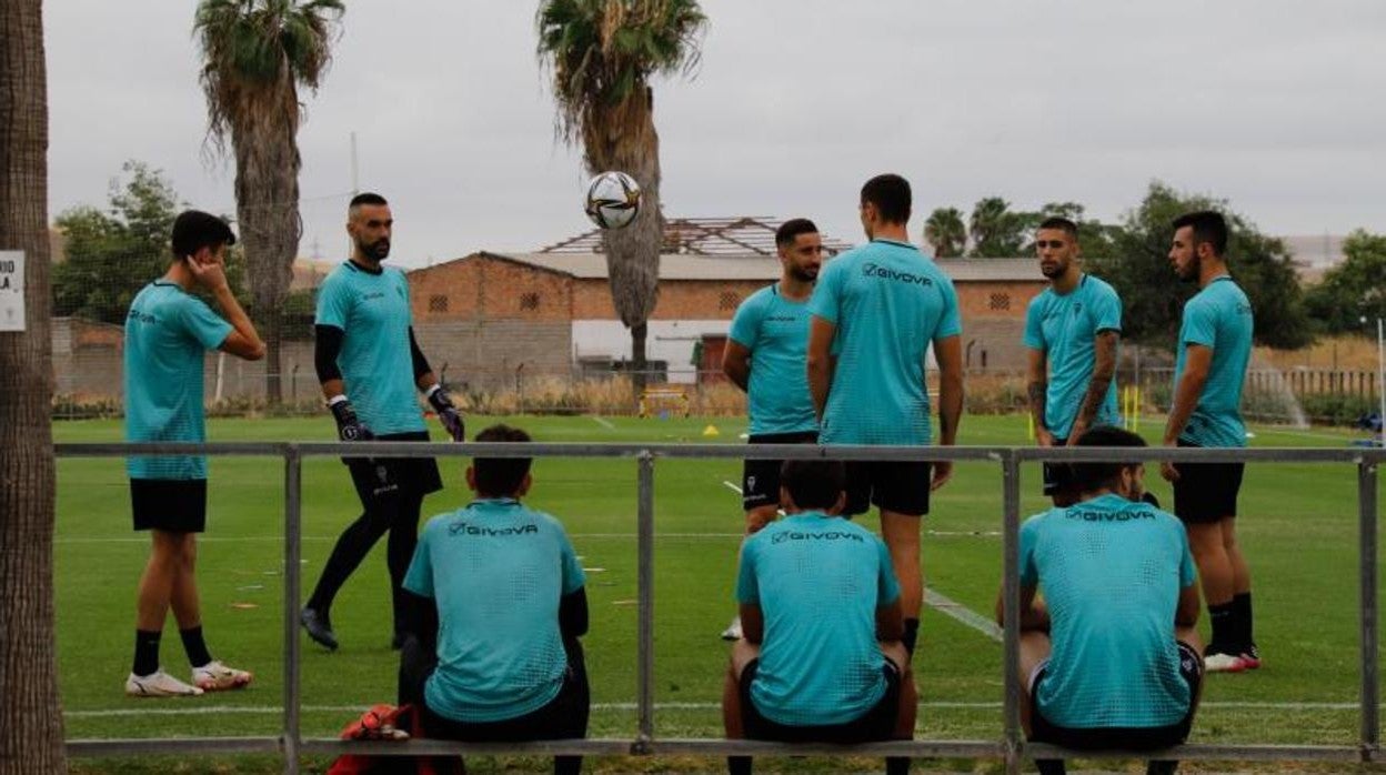 Los jugadores del Córdoba en la previa de un entrenamiento