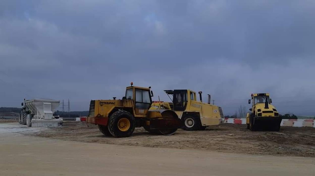 Maquinaria utilizada para la construcción de uno de los tramos de la A-32