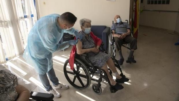 Salud pondrá en Andalucía a mayores de 65 años la vacuna de la gripe junto a la tercera dosis