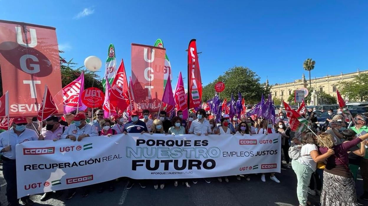 Cabecera de la manifestación desde la Plaza del Cid hasta el Palacio de San Telmo