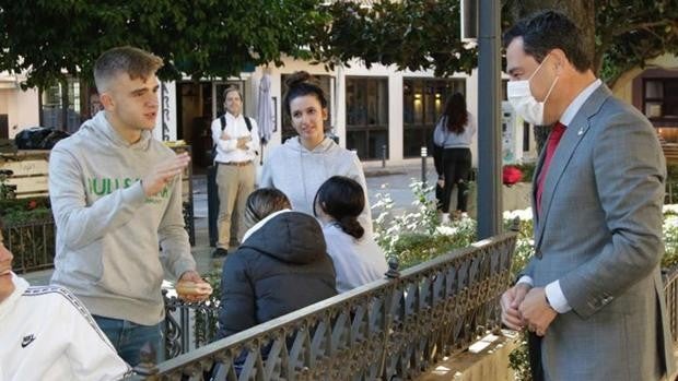 Juanma Moreno: «Los toros son cultura y deberían estar en el bono joven del Gobierno»