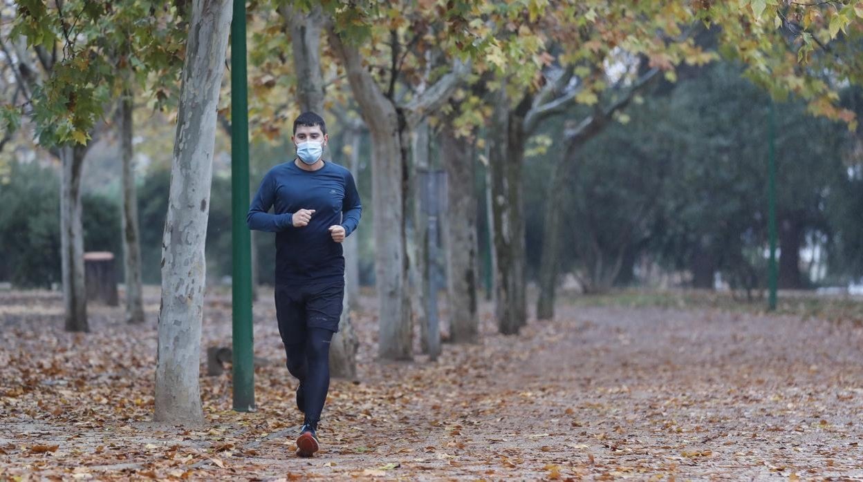 Un hombre haciendo deporte en Córdoba