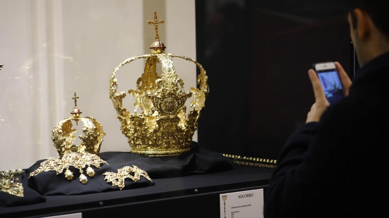 Coronas en la exposición 'Oro y plata para la Madre de Dios', organizada por la Agrupación de Cofradías en 2019