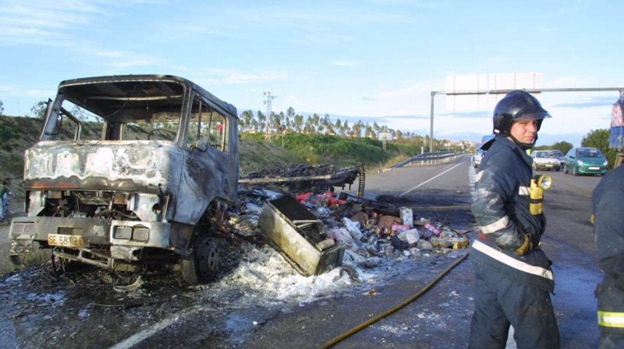 Imagen de un camión ardiendo en una imagen de archivo