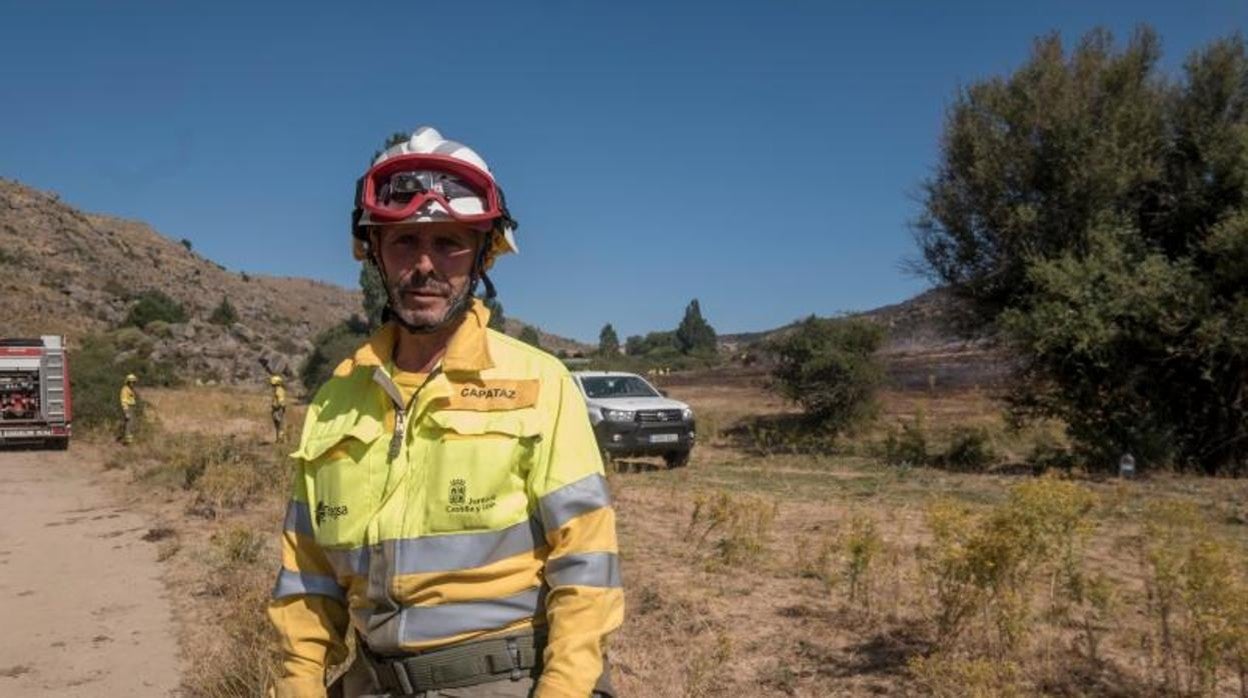 Un bombero forestal durante un receso de su trabajo