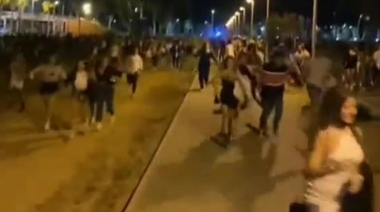 Jóvenes a la carrera tras la llegada de la Policía Local a la zona del botellón