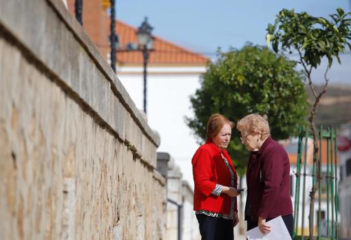 Dos mujeres charla en Los Blázquez (Valle del Guadiato)