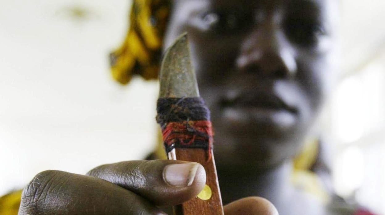 Una mujer sostiene un cuchillo con el que se hacen las mutilaciones