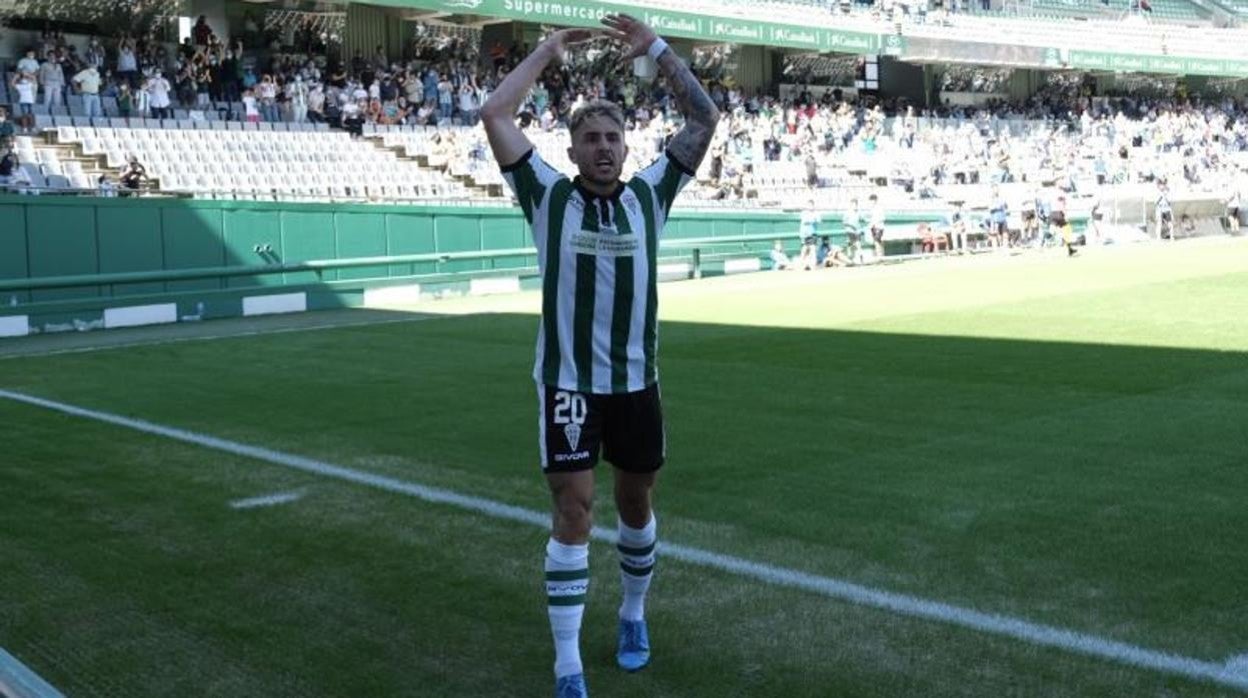 Antonio Casas celebra un gol en El Arcángel