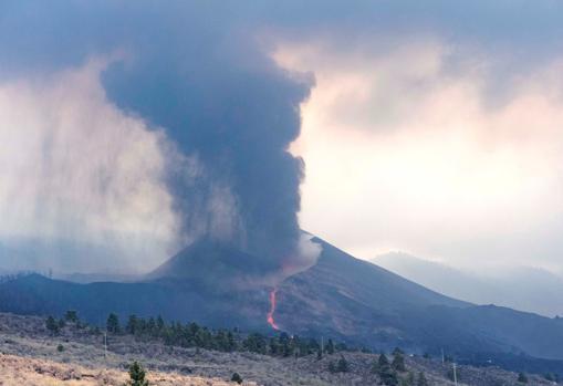 El volcán de Cumbre Vieja en La Palma, este domingo en plena erupción