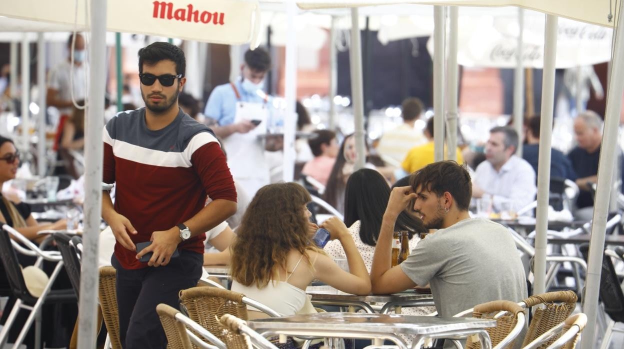 Ambiente de veladores en la plaza de La Corredera de Córdoba