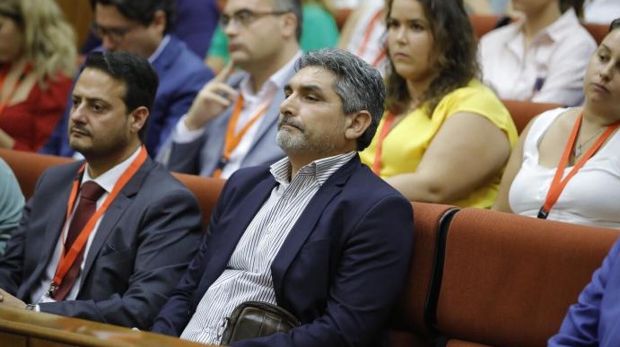 Juan José Cortés, en primera fila presenciando un pleno del Parlamento andaluz en septiembre de 2019