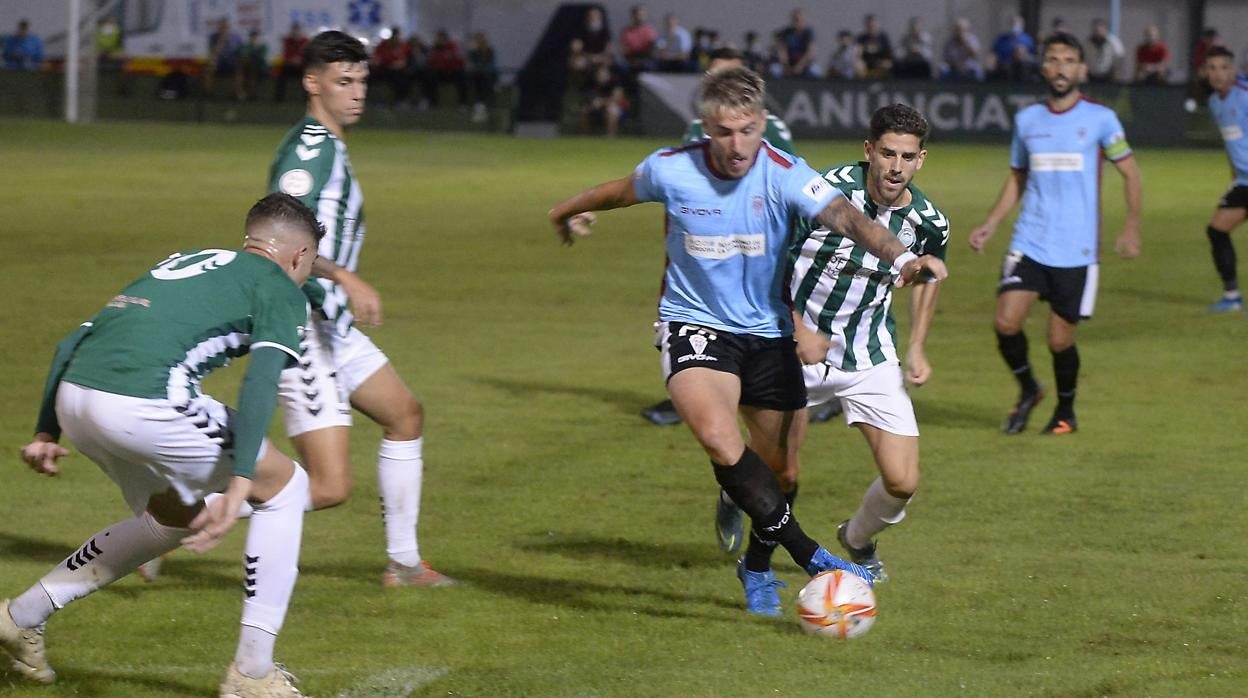 Antonio Casas conduce el balón en una acción del Juventud Torremolinos - Córdoba CF de este miércoles