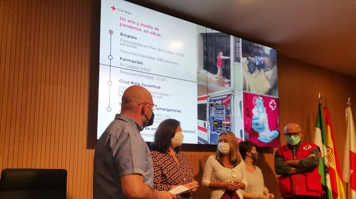 Responsables y voluntarios de la institución, en la rueda de prensa de este miércoles