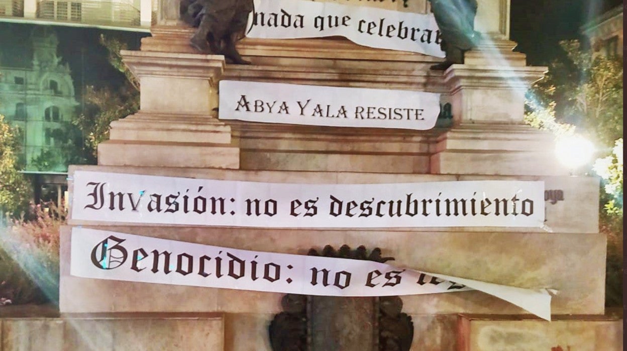 Foto del atentado contra la estatua de Colón e Isabel La Católica en Granada