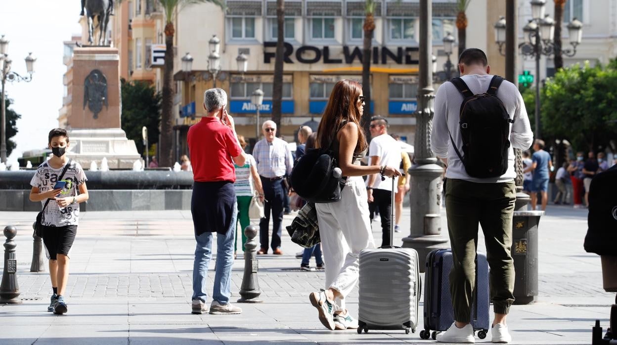 Turistas en la plaza de las Tendillas durante el puente del Pilar