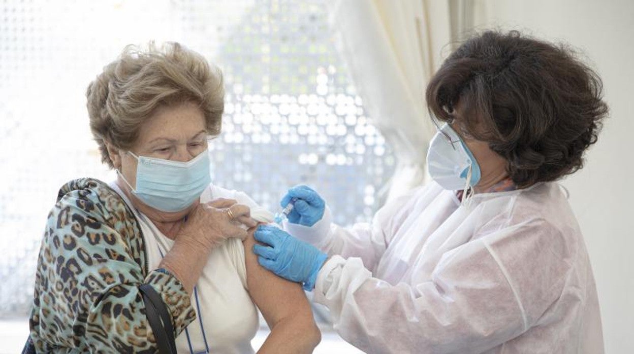 La vacunación a la población mayor de 65 años comenzará en los centros de salud el lunes