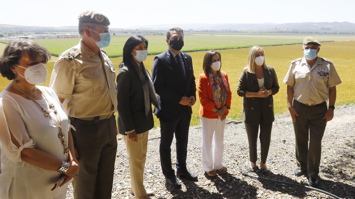 El alcalde, con la ministra Robles y mandos militares en los terrenos de la Base