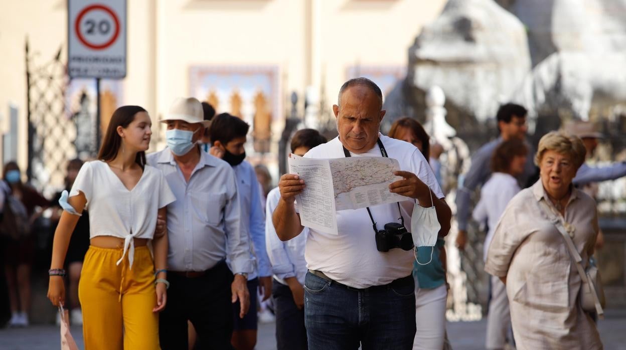 Un turista consulta un plano de Córdoba