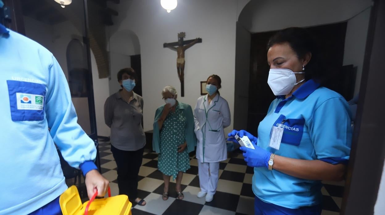 Llegada de las primeras vacunas contra la gripe a la residencia de los Dolores esta mañana