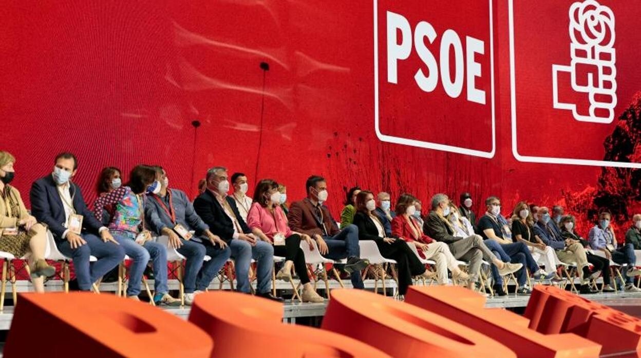 Pedro Sánchez en el centro junto a compromisarios e invitados al inicio de la segunda jornada del Congreso Federal del PSOE