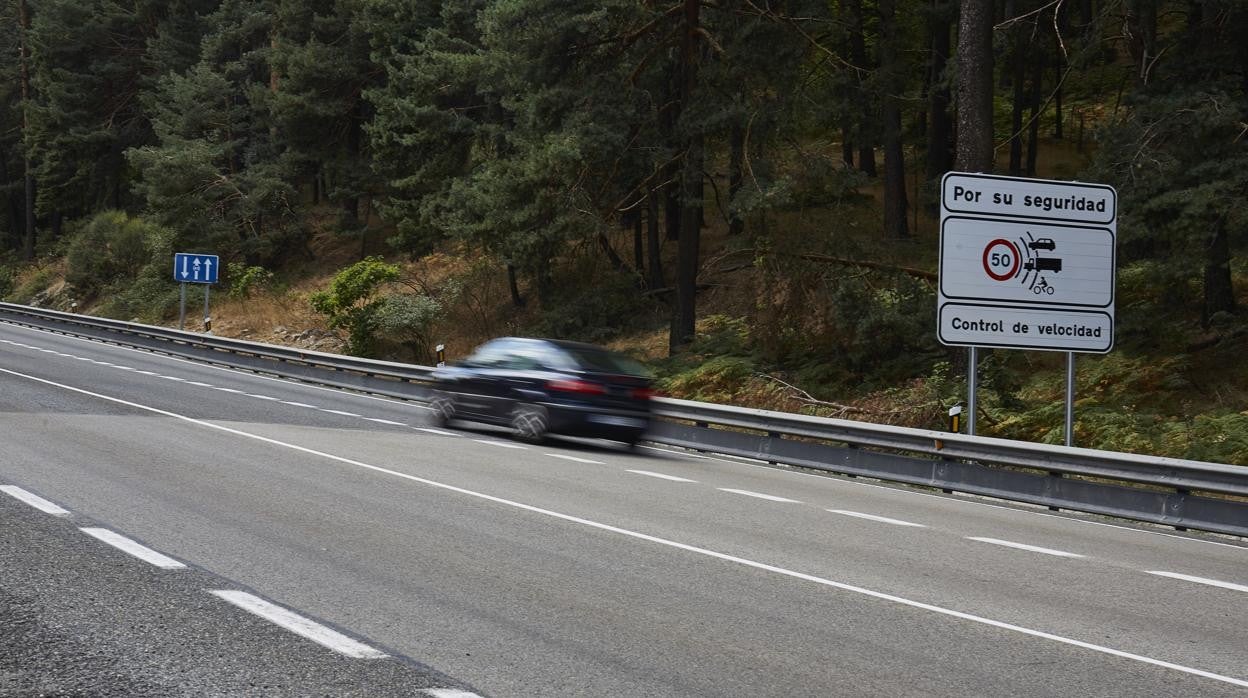 Coche circulando por una carretera limitada su velocidad por radar