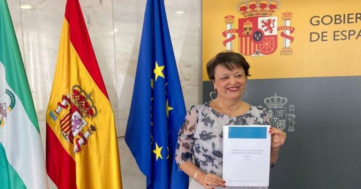 La subdelegada del Gobierno en Córdoba, Rafaela Valenzuela, muestra el desglose de inversiones para Córdoba