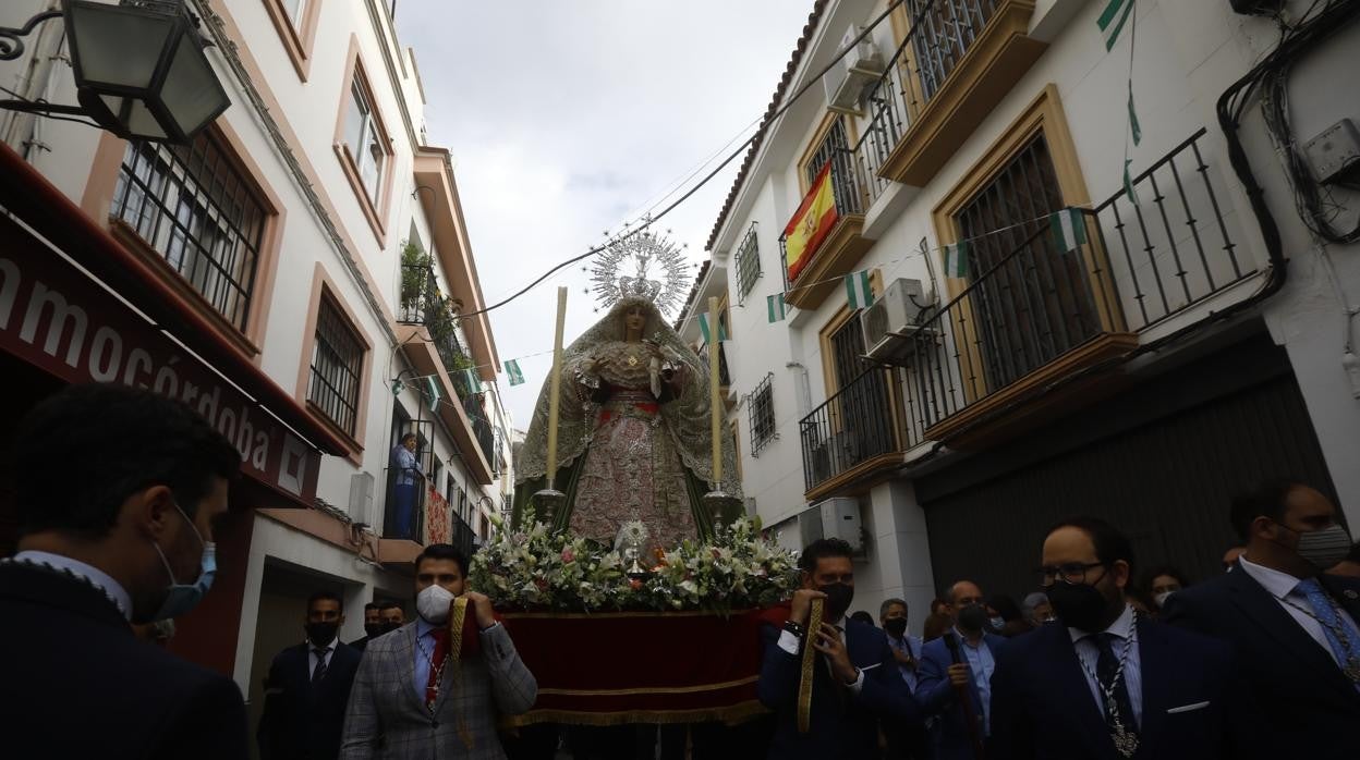 La Virgen de la Paz y Esperanza, por la calle Conde de Torres Cabrera