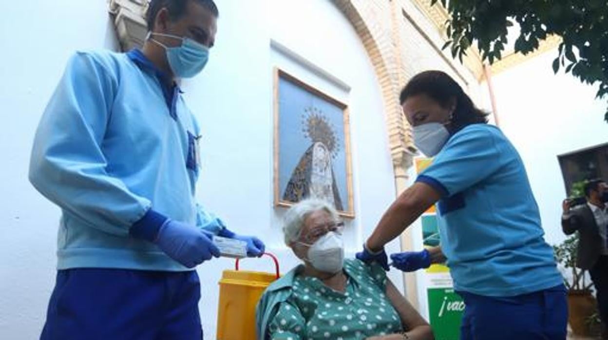 Vacunación de una anciana en un geriátrico de Córdoba la semana pasada