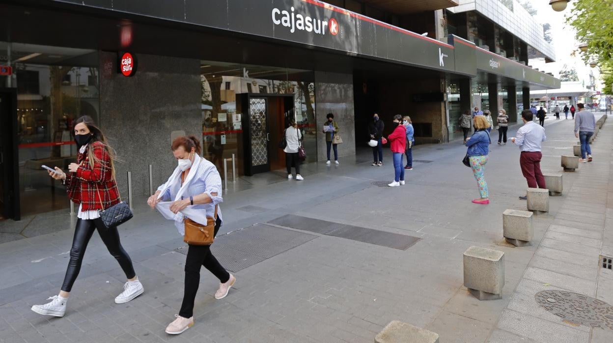 Clientes a las puertas de una oficina de Cajasur en Córdoba