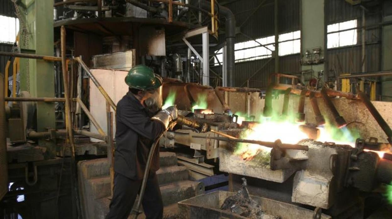 Un trabajador de Cunext maneja un horno en la fábrica de Córdoba en una imagen de archivo