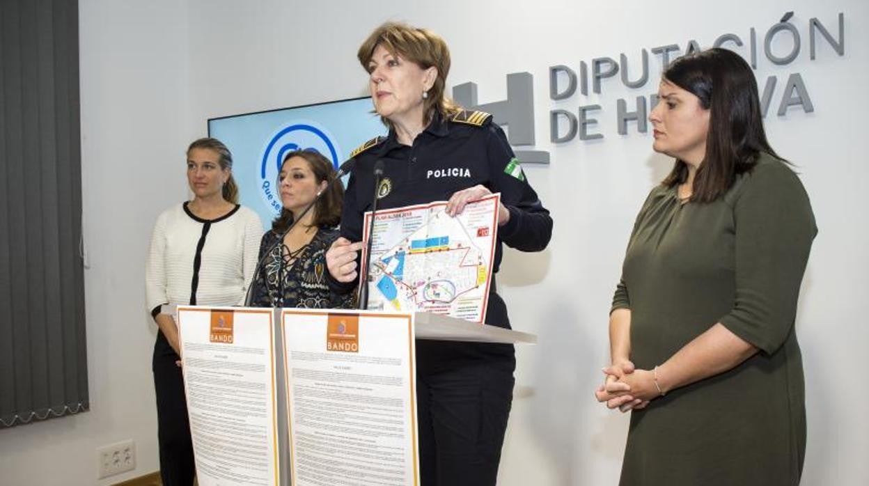 La jefa de la Policía Local de Almonte, Francisca Borrero , presentan el bando del Ayuntamiento de Almonte para la romeria del Rocio de 2016, en la Diputacion de Huelva