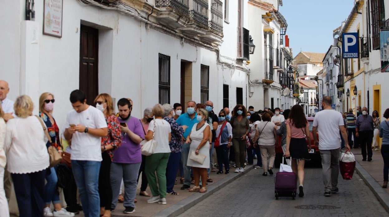 Colas para el festival Flora en la calle Lineros de Córdoba