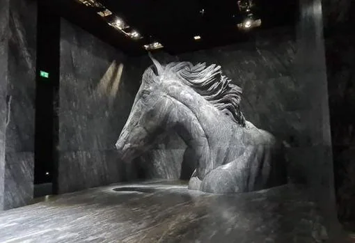 Gigantesco torso de caballo de 6 metros de alto conformado por 41 piezas de mármol.