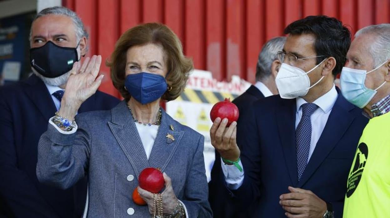 La Reina Doña Sofía durante su visita al Banco de Alimentos de Granada