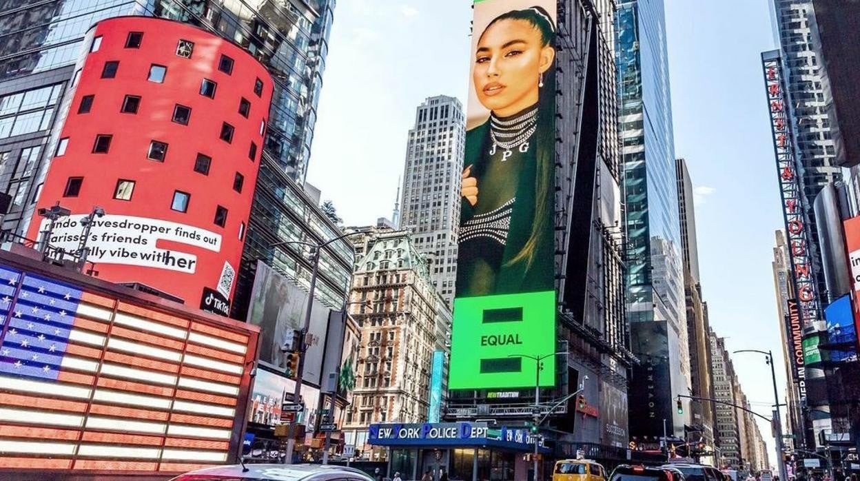 La imagen de María José Llergo luciendo en Times Square