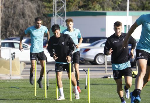 Ekaitz, a la derecha, en el entrenamiento de este miércoles en la Ciudad Deportiva