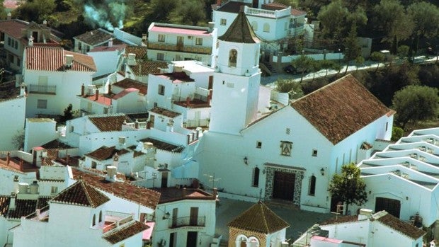 Denuncian a un sacerdote por robar las joyas de la patrona de un pequeño pueblo de Málaga