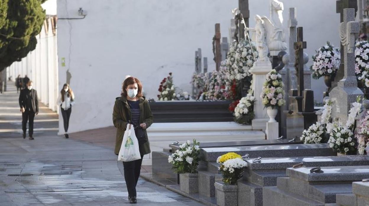 Una mujer visita el cementerio de San Rafael durante el día de Todos los Santos del año pasado